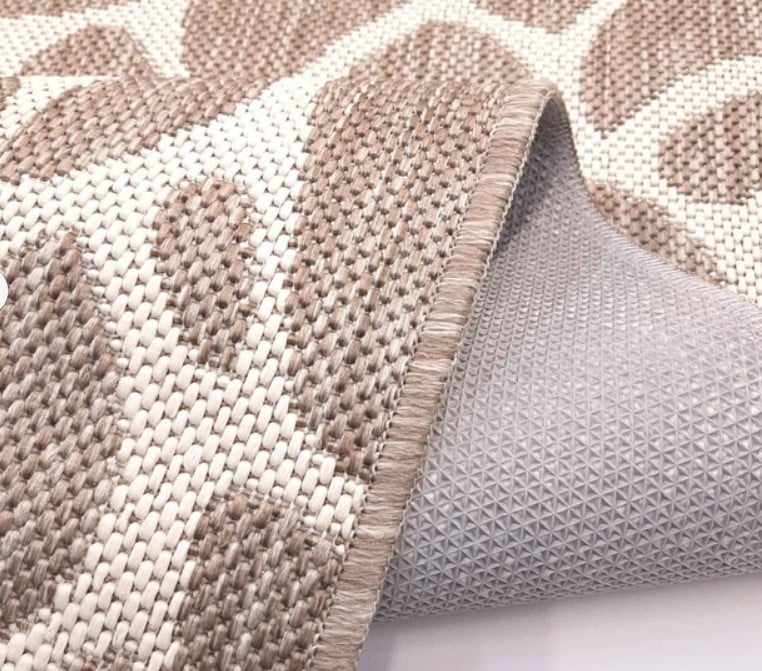 Detaliu covor bucatarie bej cu textura antiderapanta, covor rezistent pentru bucatarie