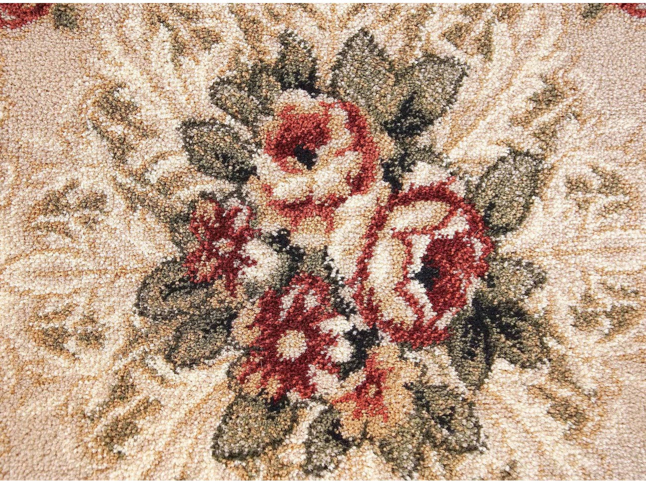 Detaliu covor clasic floral crem bej cu motive florale bine definite