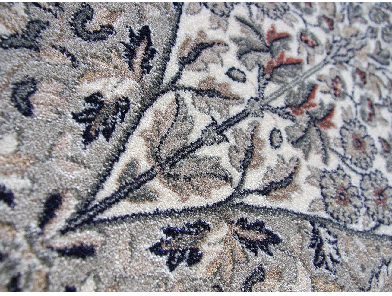 Detaliu model floral oriental gri crem pe covor elegant pentru living si dormitor