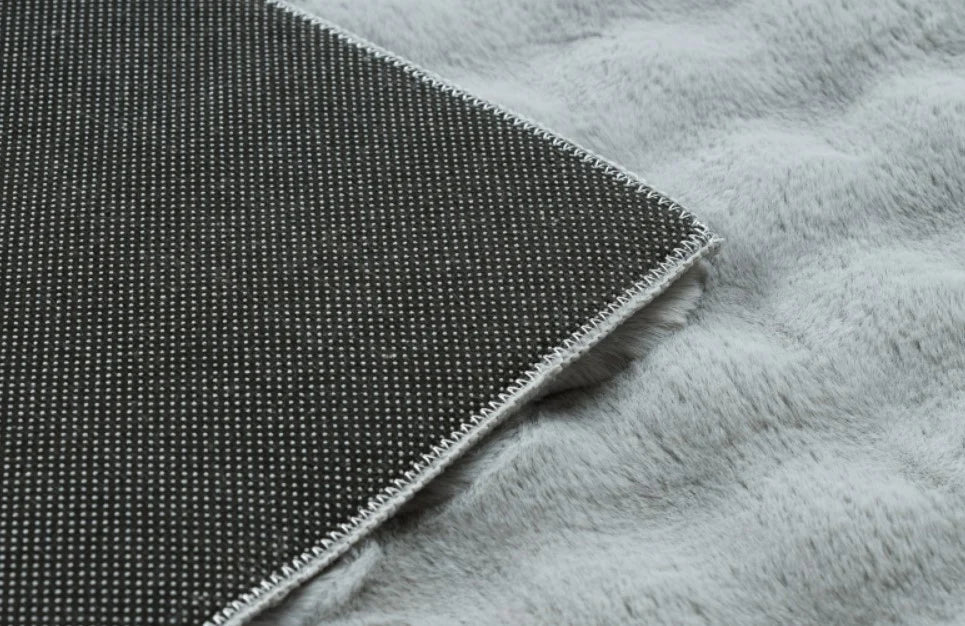 Detaliu textura pufoasa covor gri cu efect 3D, moale si placut la atingere pentru utilizare zilnica
