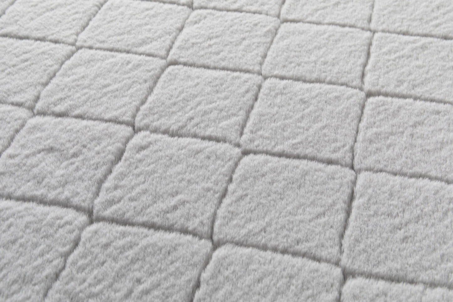 Covor gri pufos model grofat pentru living, gros si confortabil, ideal pentru un decor elegant
