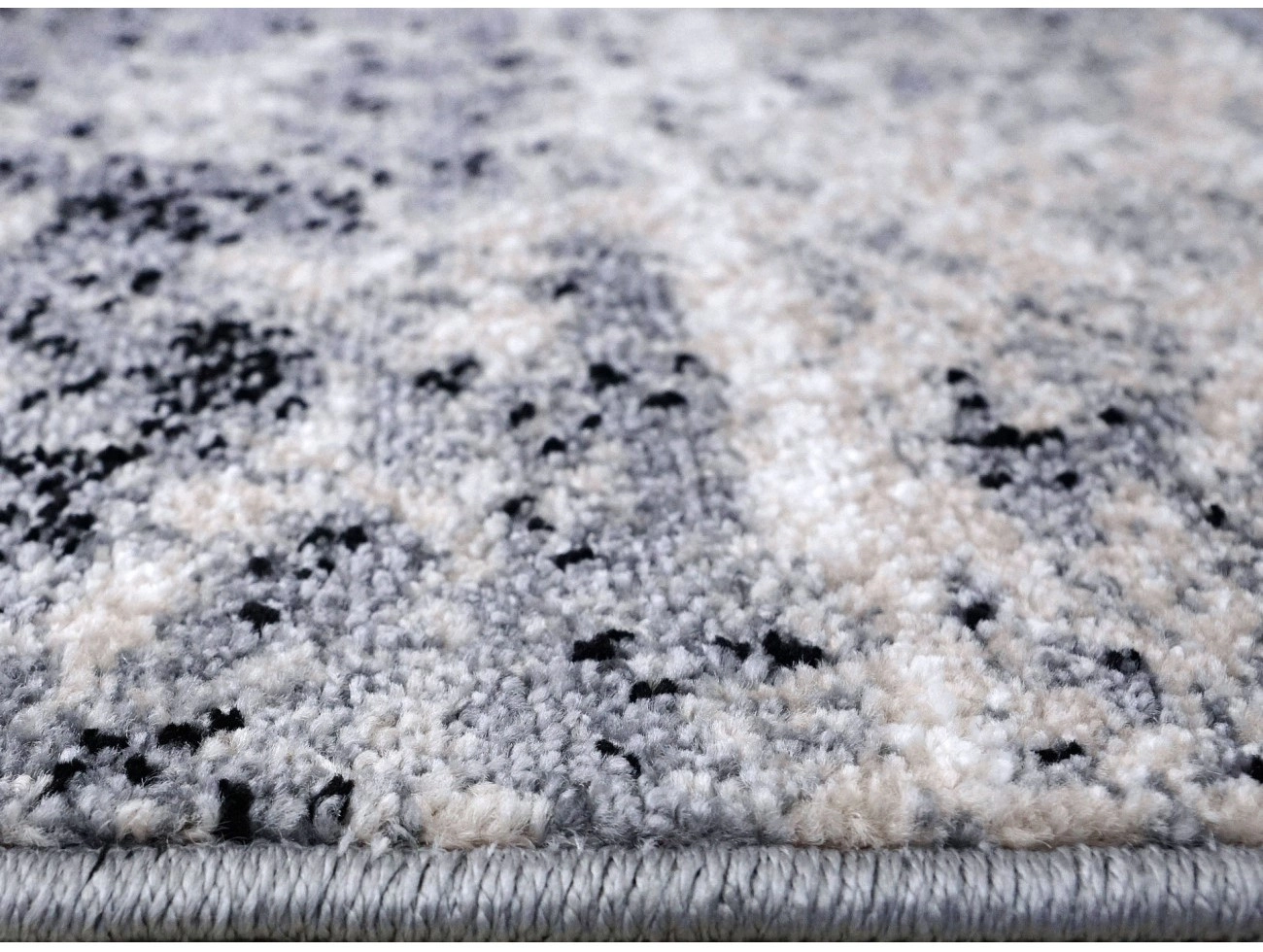 Detaliu covor gri modern cu model abstract textura fir scurt pentru living