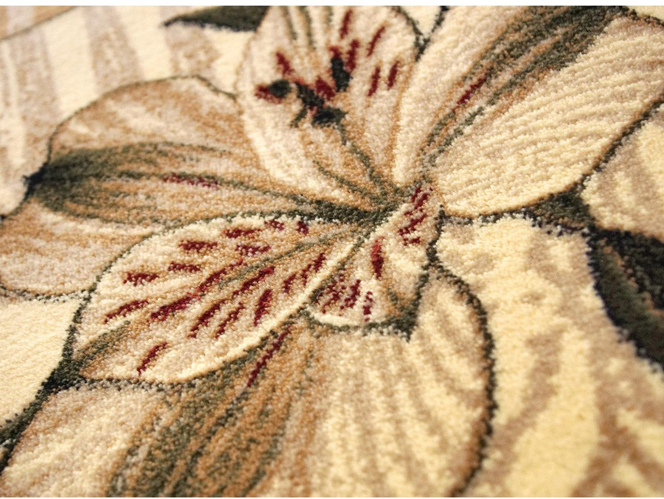 detaliu model floral pe covor modern crem bej