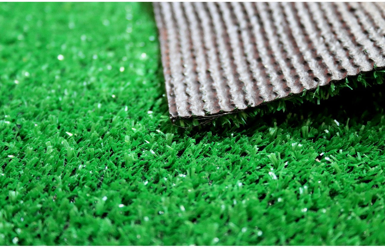 detaliu gazon artificial verde 7 mm cu suport latex rezistent gazon sintetic pentru balcon terasa si exterior