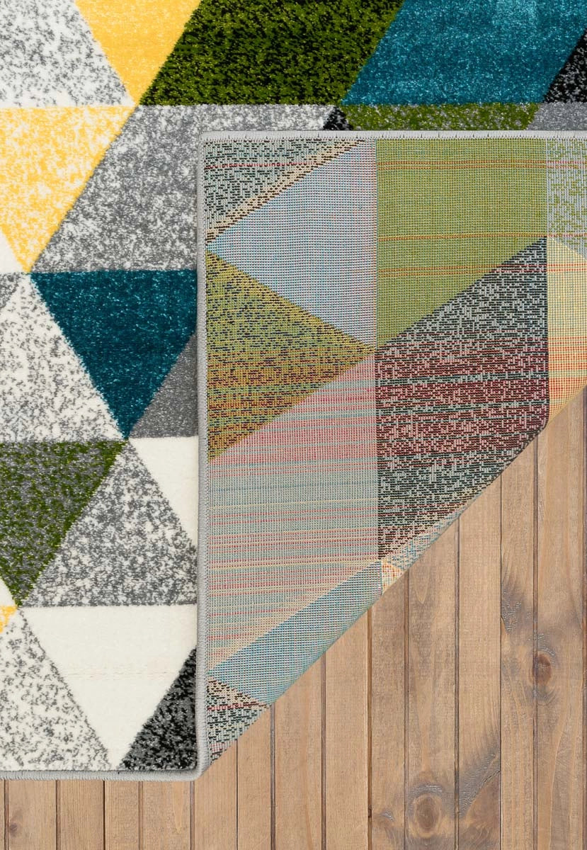 covor abstract geometric cu triunghiuri colorate design premium pentru decor modern si stil unic