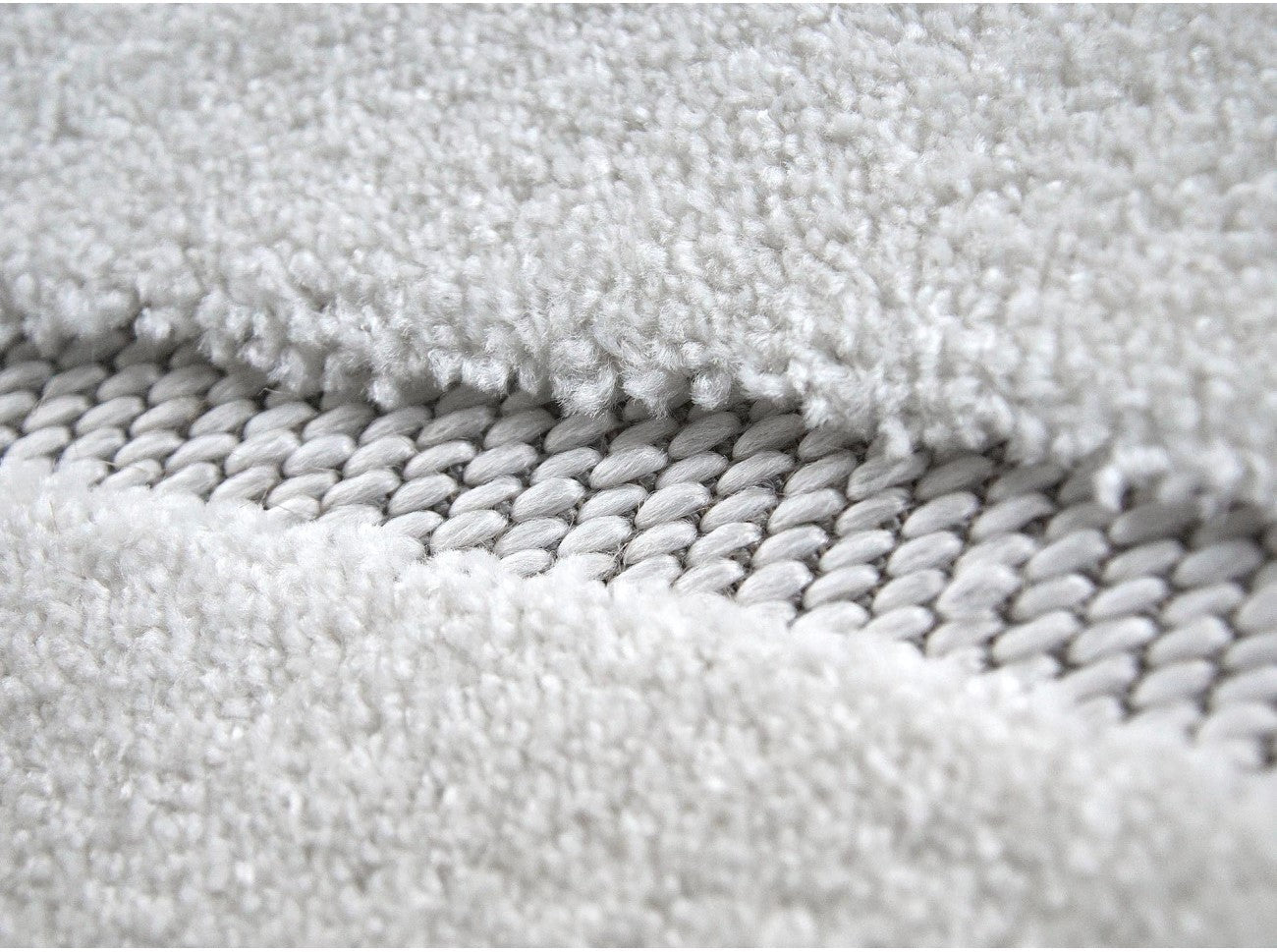 Detaliu textura covor alb modern tesatura densa si material rezistent