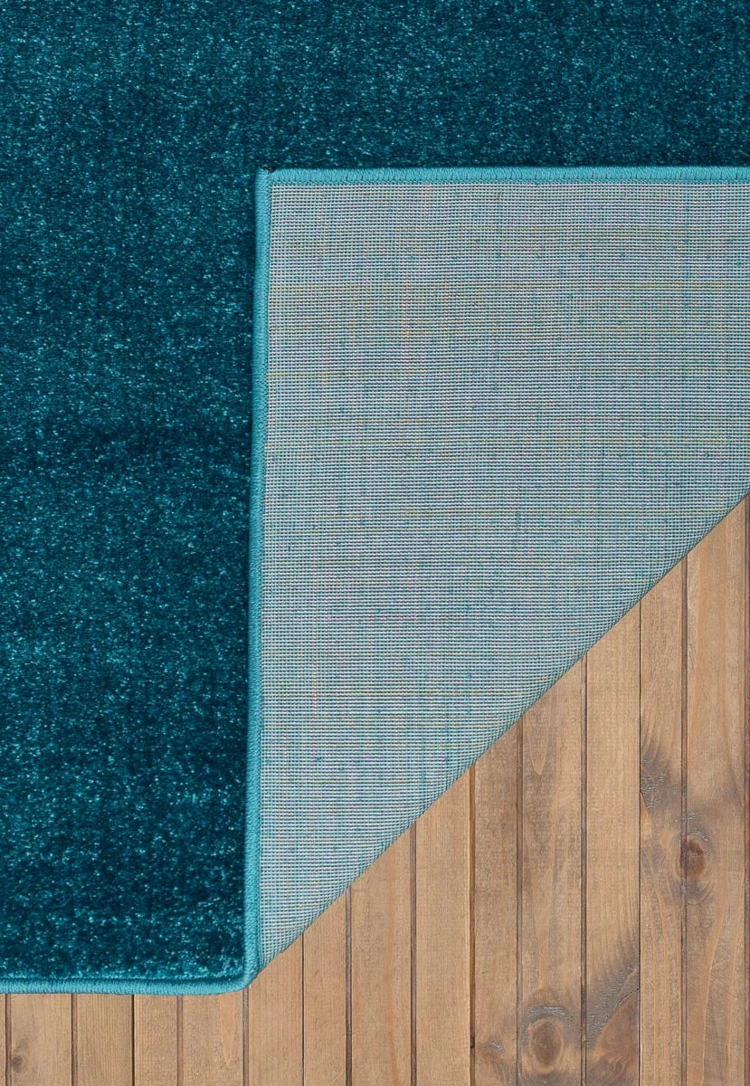 Baza covor albastru din material textil rezistent, covor living stabil si durabil pentru utilizare zilnica