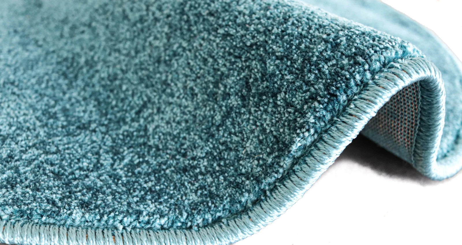 Covor albastru rotund cu textura moale si finisaj premium pentru interior modern