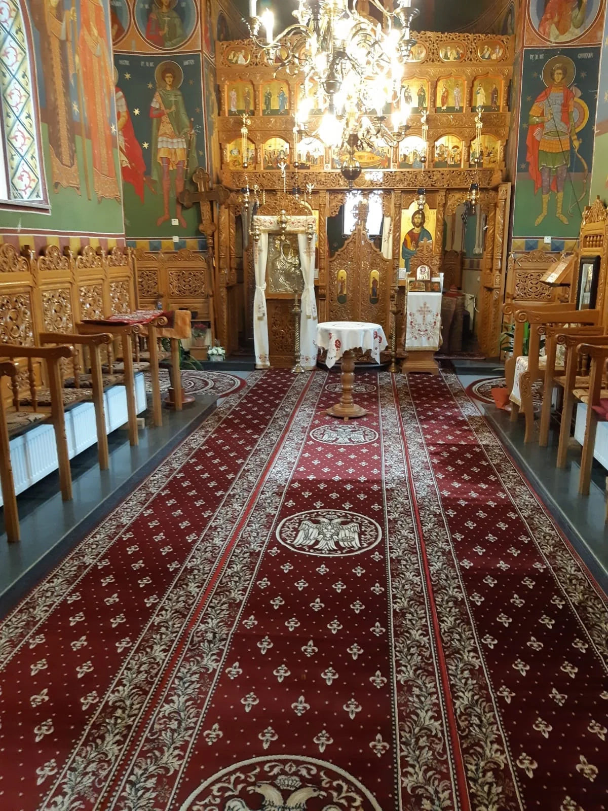 Covor pentru altar grena cu model crin regal auriu