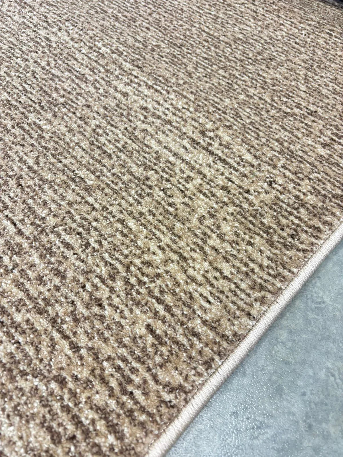 Covor bej maro cu fir scurt si textura densa pentru living modern