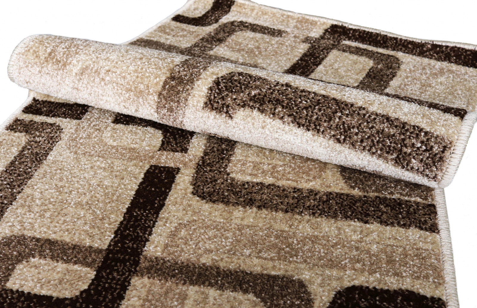 Covor bej maro geometric rulat cu textura moale si finisaj atent