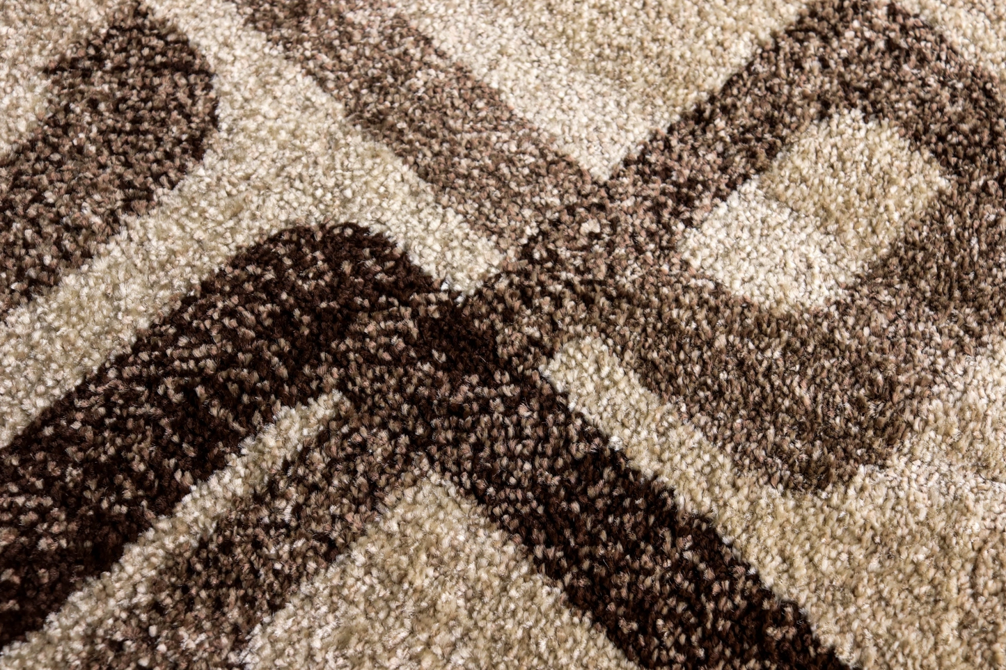 Covor bej maro cu linii geometrice abstracte pentru living modern