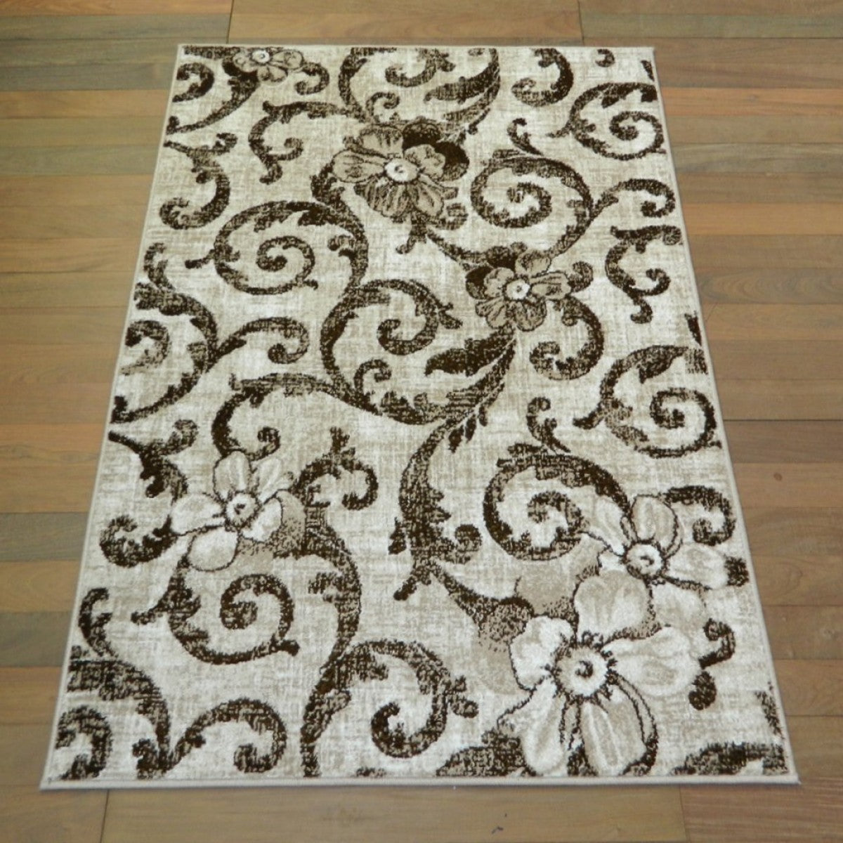 Covor modern bej maro amplasat in living design floral elegant