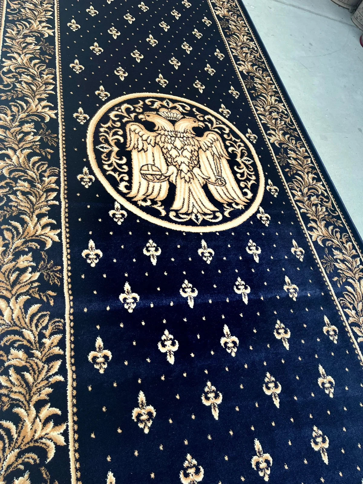 Covor bisericesc bleumarin traditional cu ornament auriu