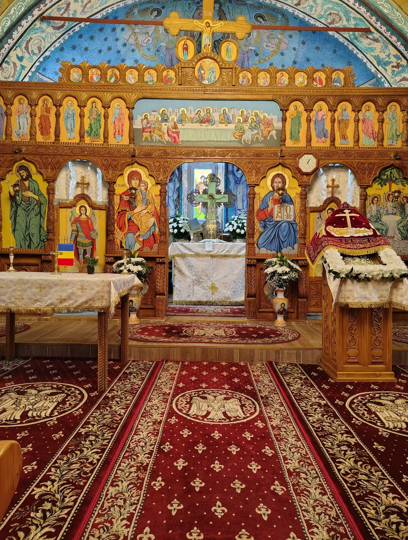 Covor bisericesc grena traditional cu vultur bicefal auriu in fata altarului