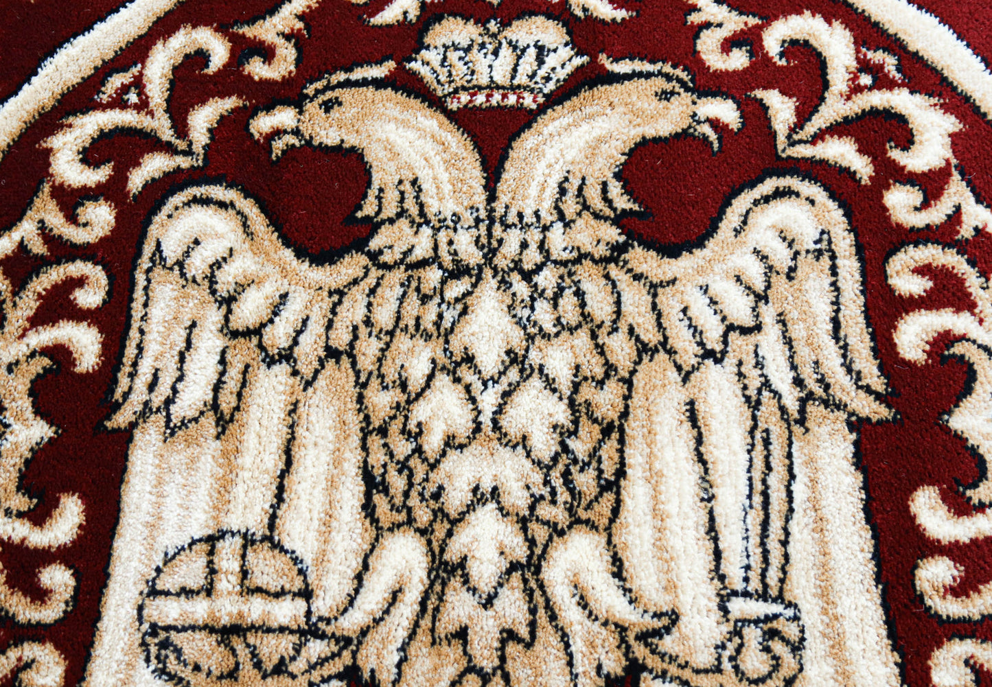 Detaliu vultur bicefal pe covor bisericesc grena, simbol traditional ortodox