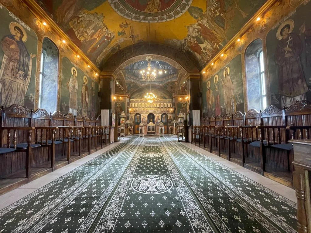 Covor bisericesc verde inchis pe culoar central in interior de biserica
