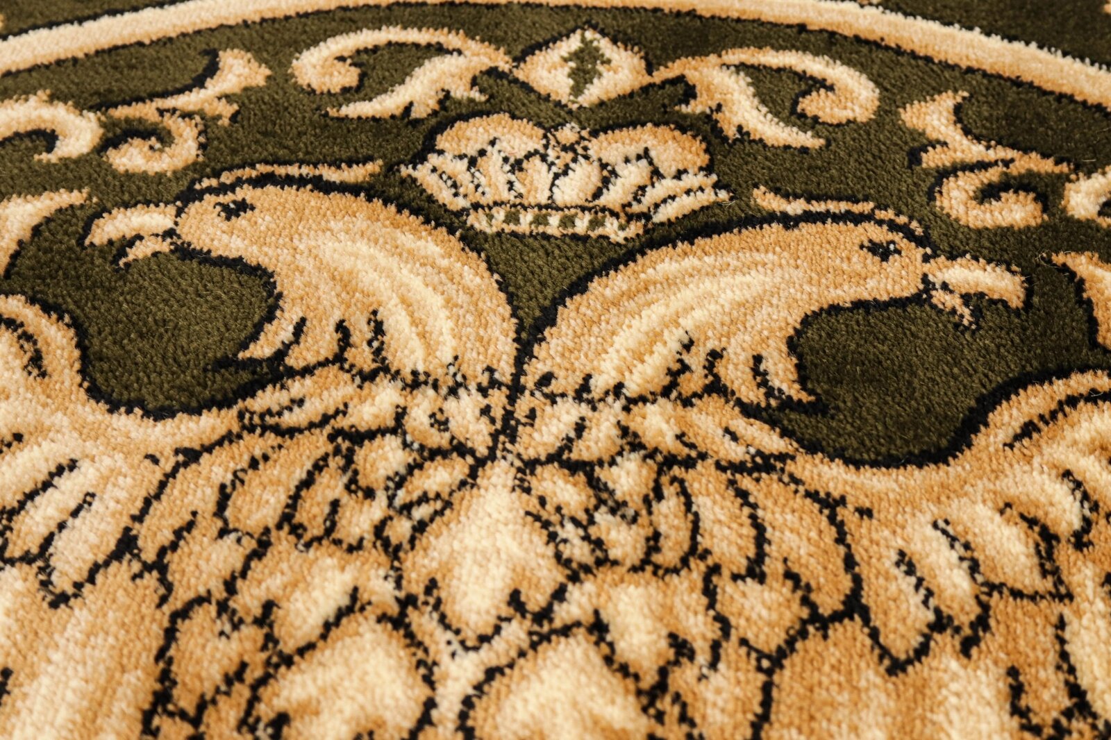 Detaliu vultur bicefal pe covor bisericesc verde, simbol traditional ortodox
