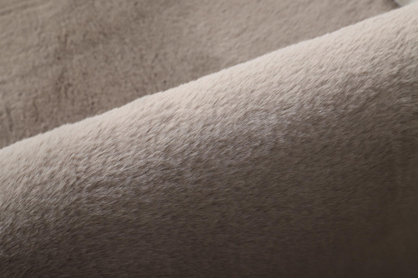 Detaliu covor blanita cappuccino, textura pufoasa si material de calitate pentru un aspect premium
