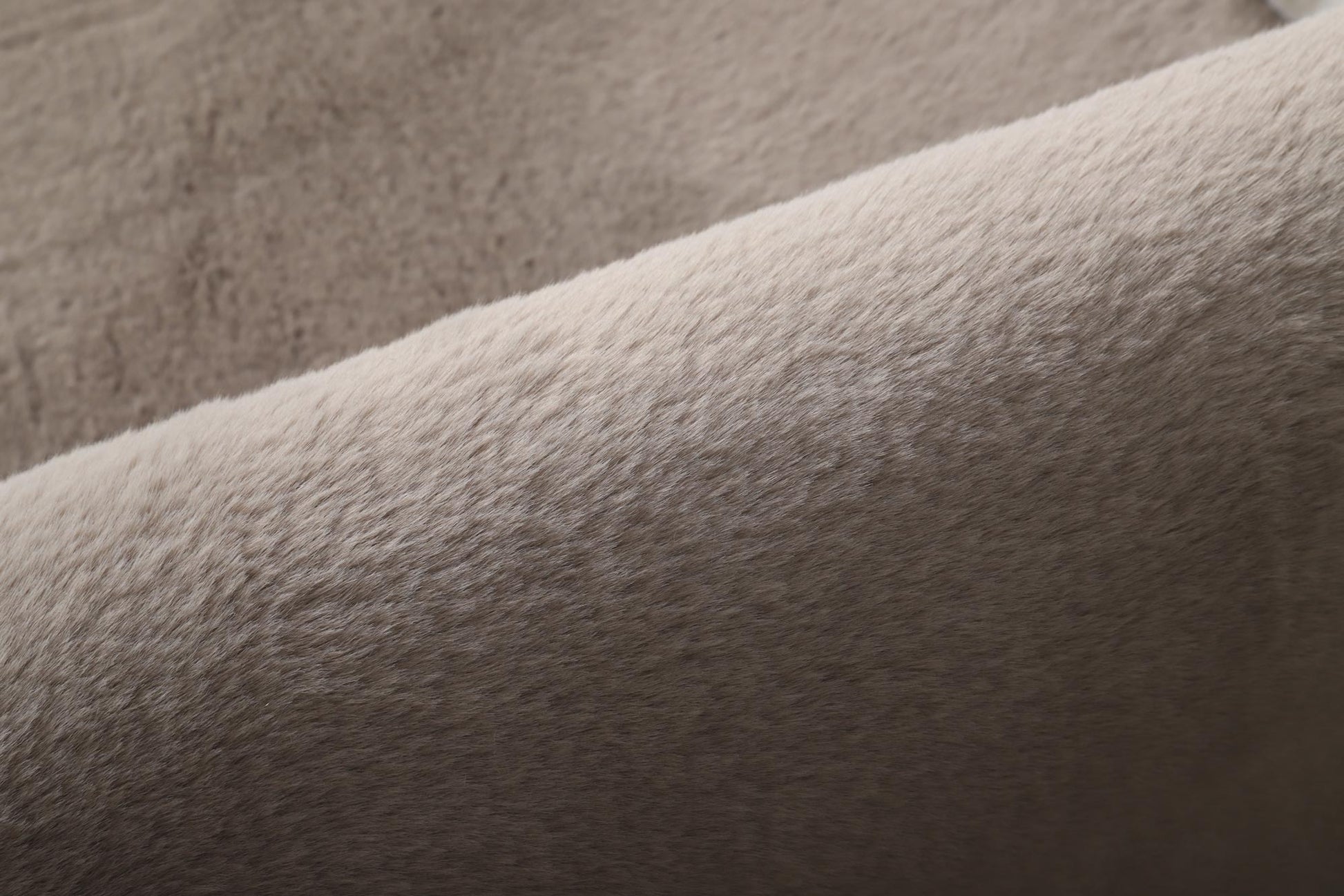 Detaliu covor blanita cappuccino, textura pufoasa si material de calitate pentru un aspect premium