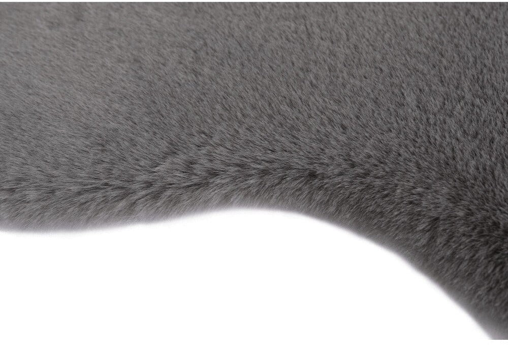 Detaliu covor blanita gri, margine finisata si textura pufoasa, ideal pentru decor modern