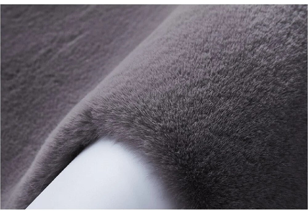 Covor blanita gri textura moale si pufoasa, placut la atingere, ideal pentru confort zilnic