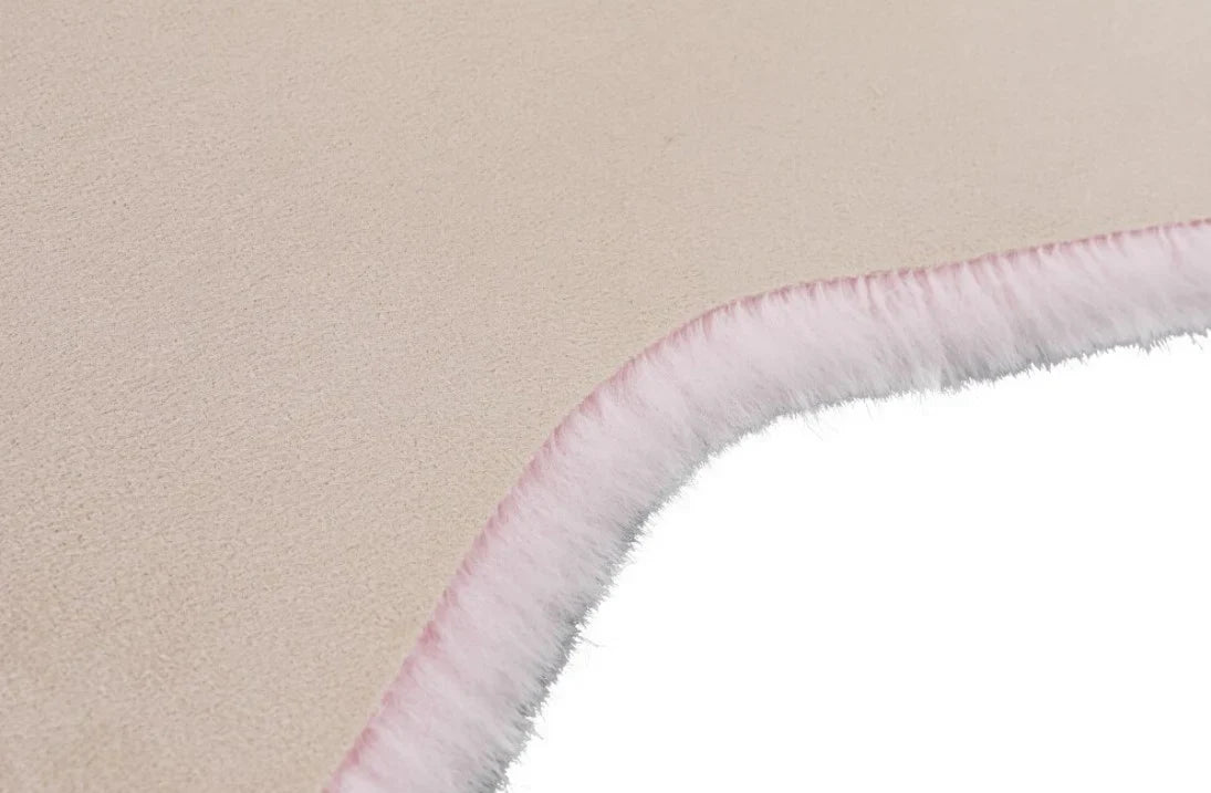 Detaliu covor blanita roz, margine finisata si textura moale, ideal pentru decor modern si confort