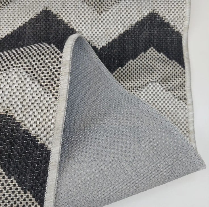 Detaliu covor bucatarie gri cu textura antiderapanta si model zigzag