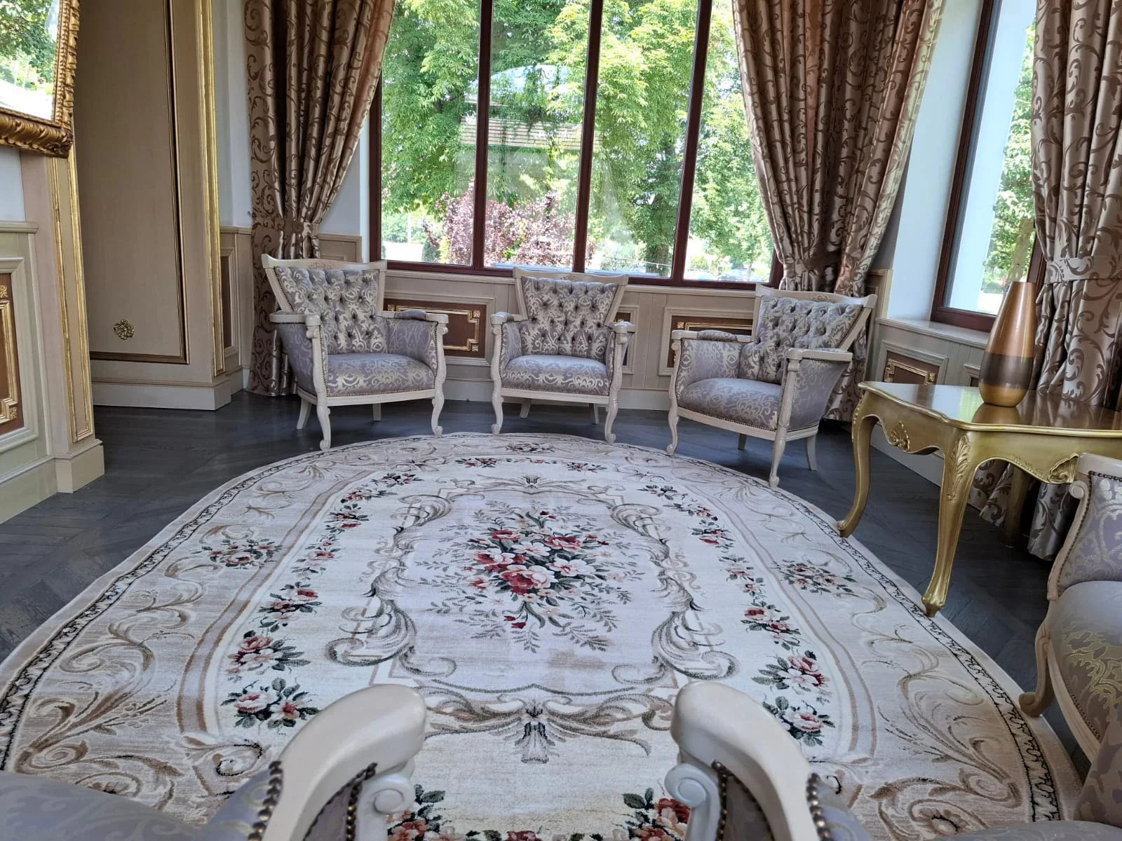 Covor clasic crem bej cu model floral într-un living spațios