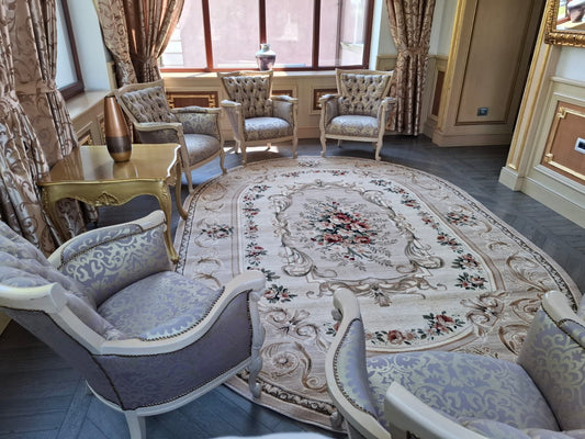 Covor clasic crem bej floral, formă ovală, amplasat într-un living elegant