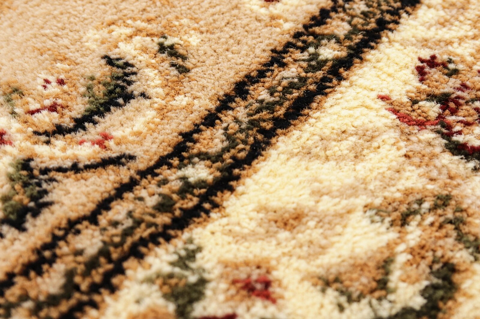 Textura covor clasic crem bej, fibre dense si finisaj de calitate