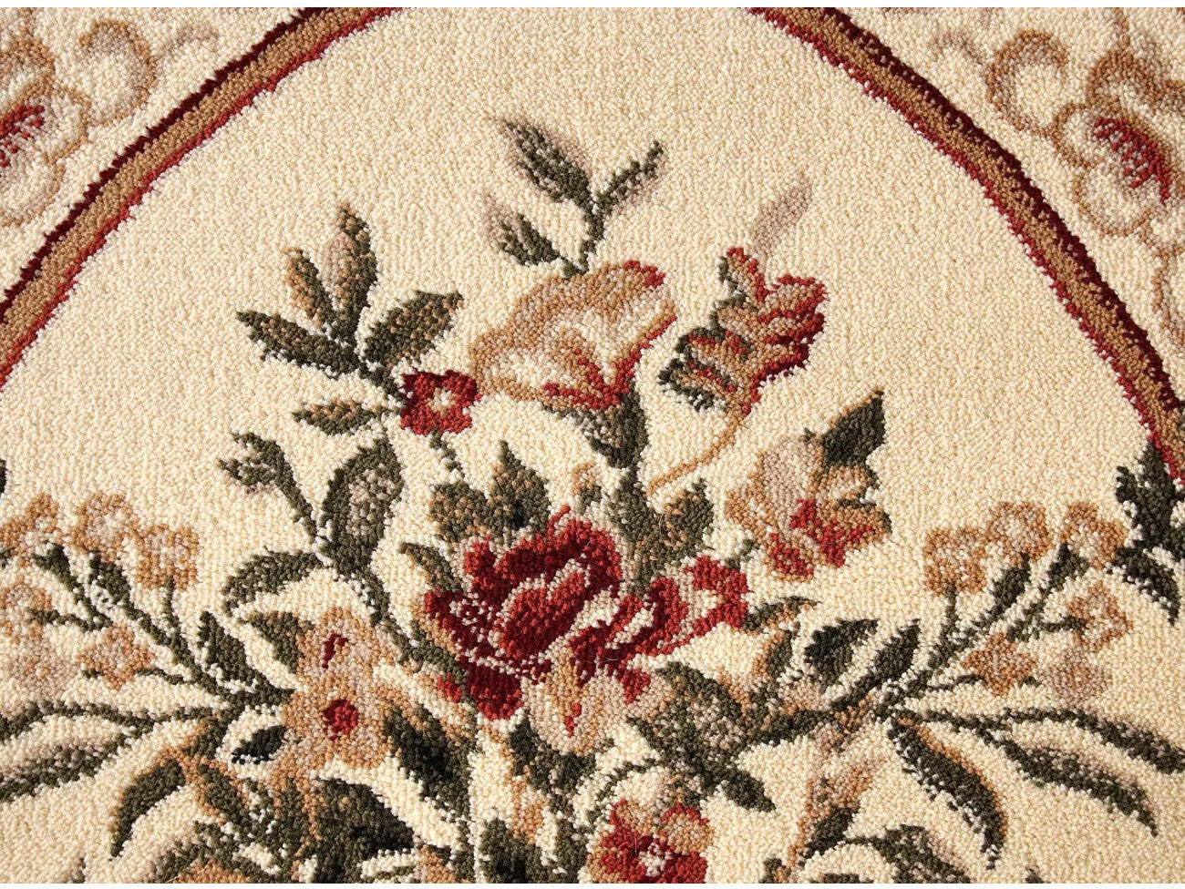 Detaliu covor clasic floral bej crem cu motive florale bine definite