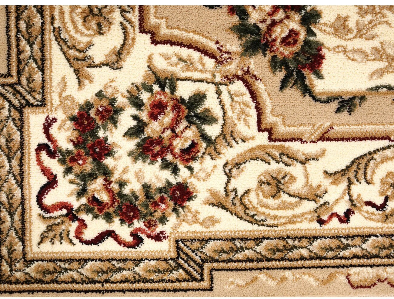Detaliu floral covor clasic bej crem cu motive traditionale
