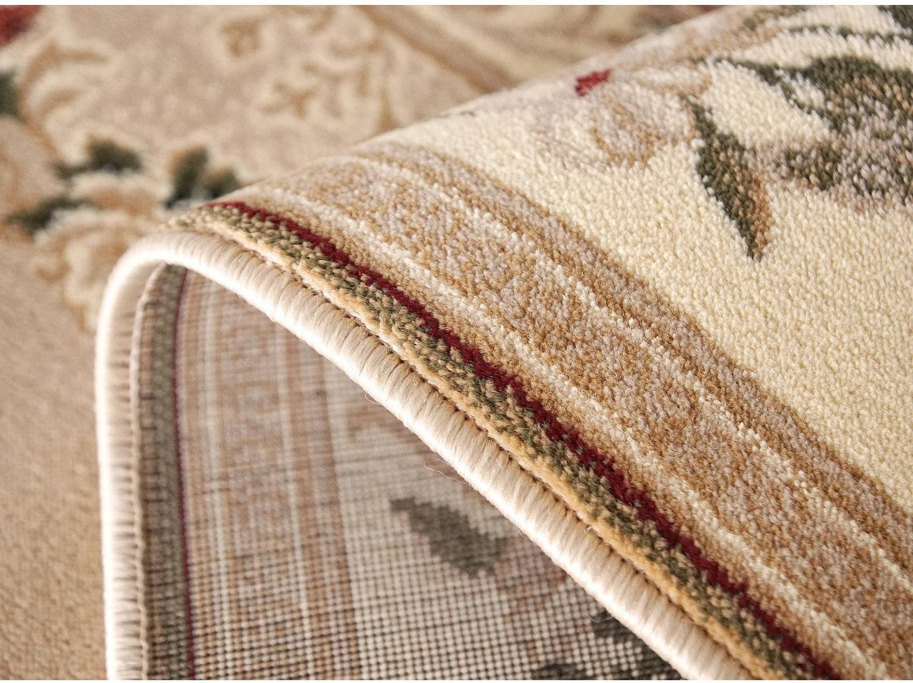 Grosime covor clasic floral bej crem, material confortabil si rezistent