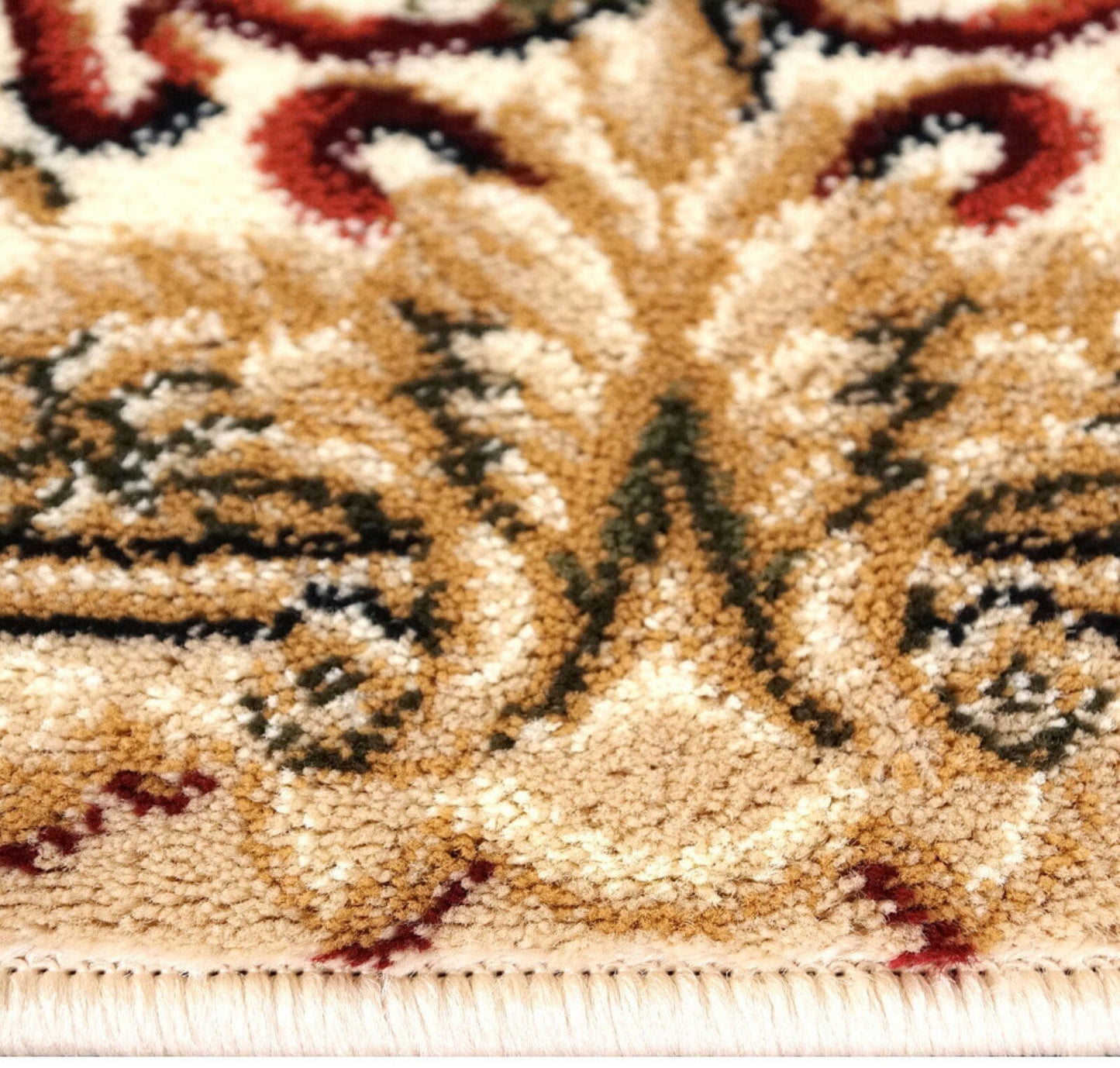 Textura covor clasic floral bej crem, fibre dense si placute la atingere