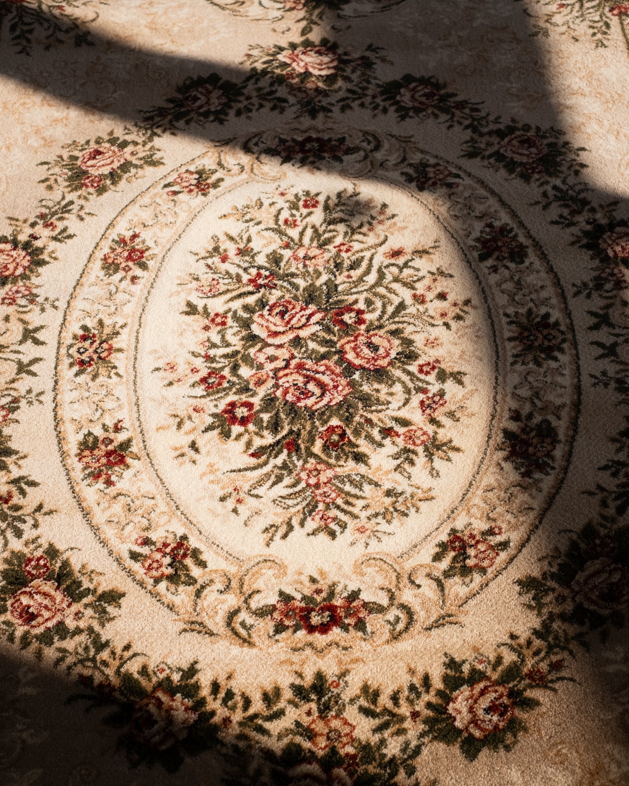 Detaliu central covor clasic floral crem bej cu motive florale