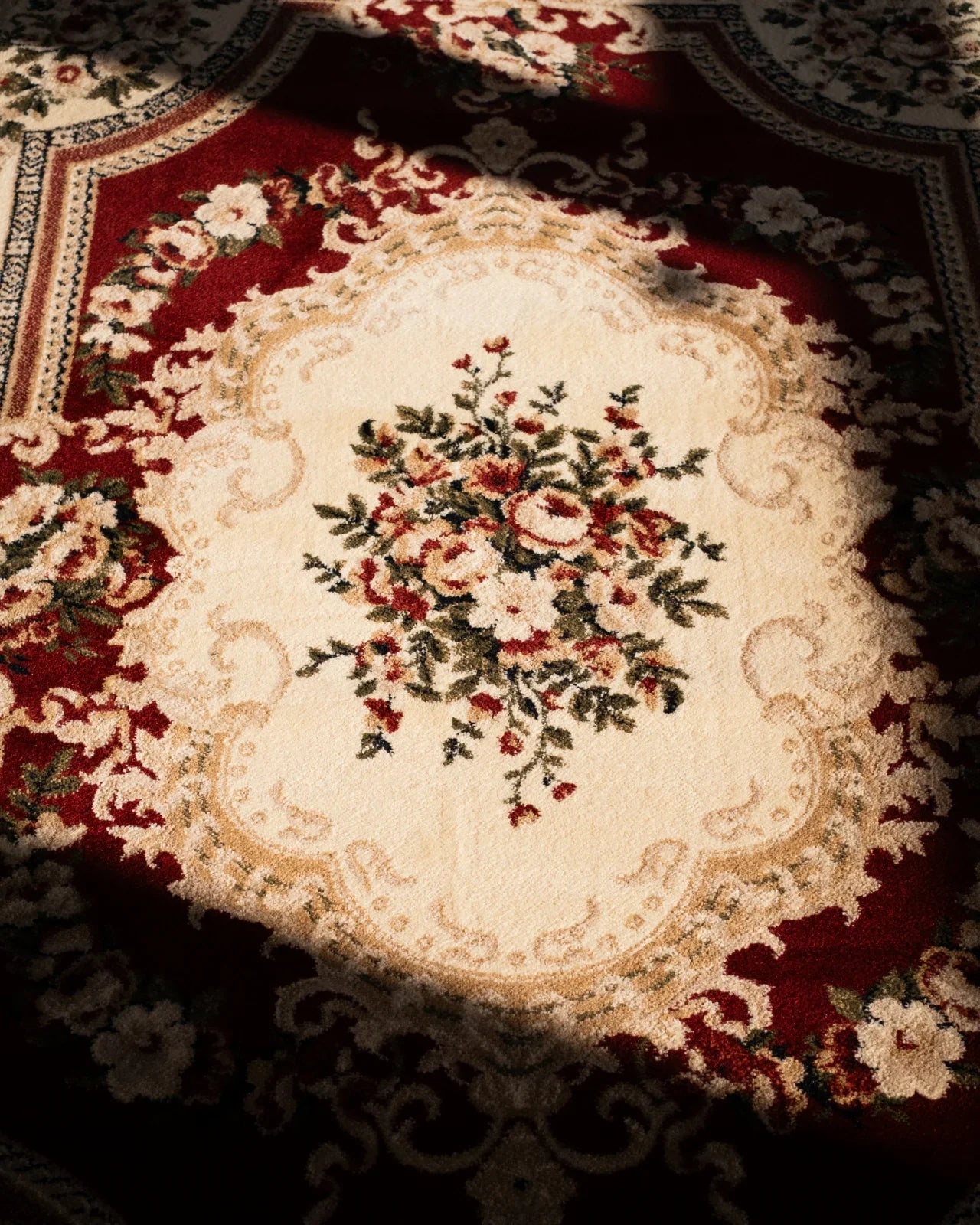 Detaliu central covor clasic floral grena cu motive florale