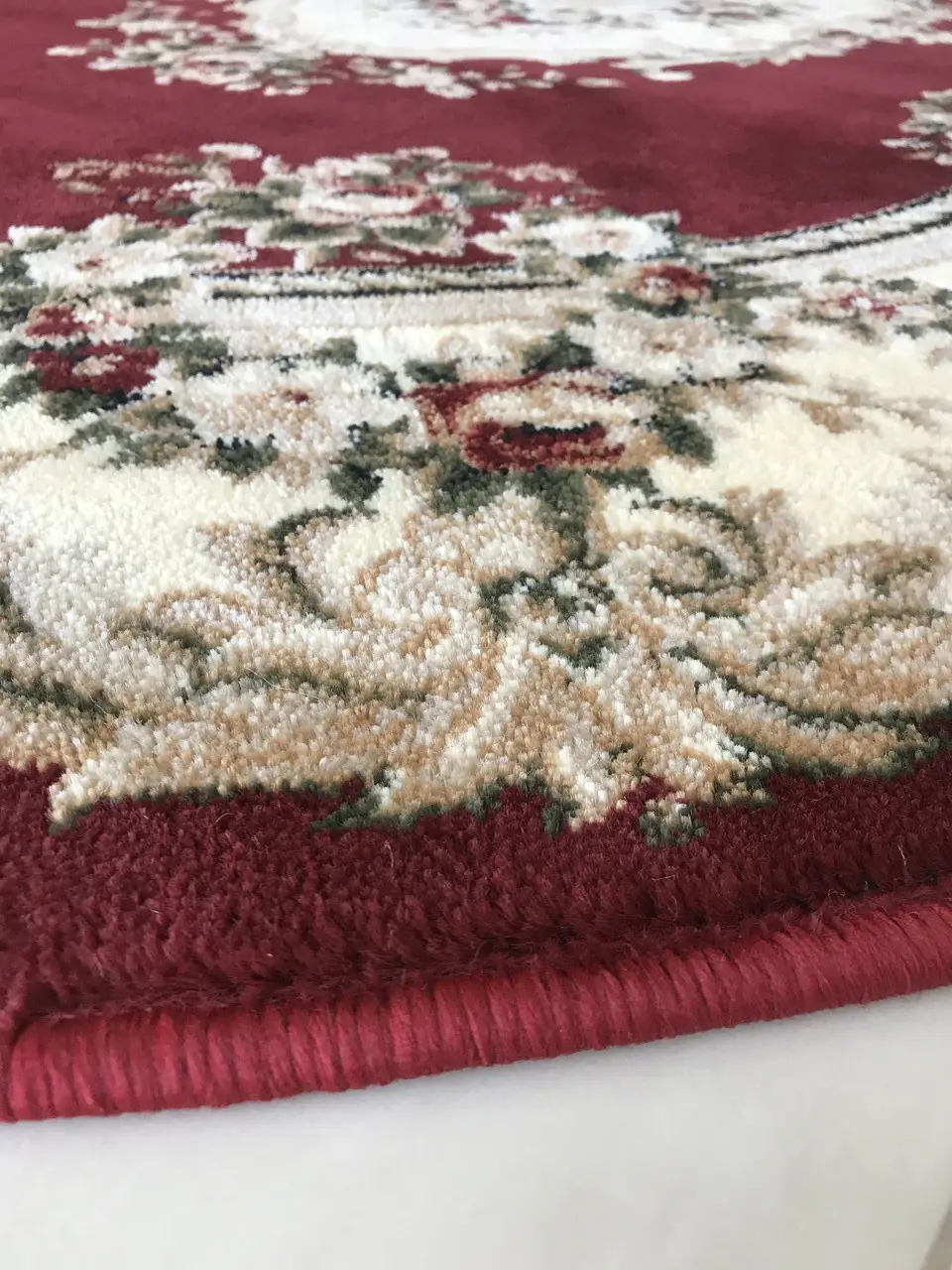 Colt covor clasic floral grena, detalii bine lucrate