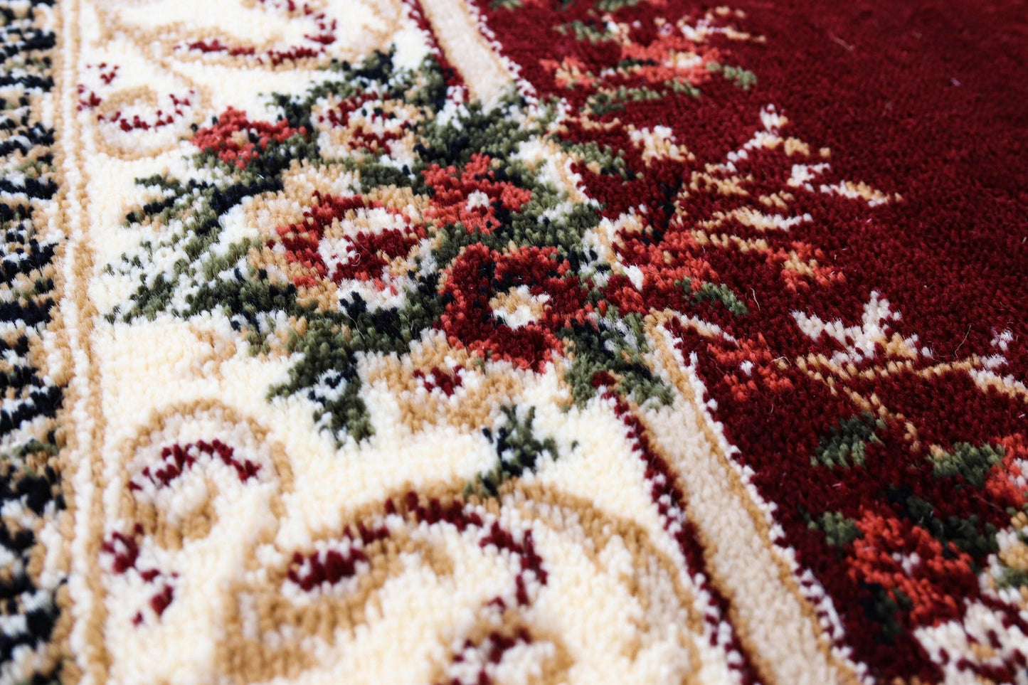 Detaliu covor clasic floral grena cu motive florale traditionale
