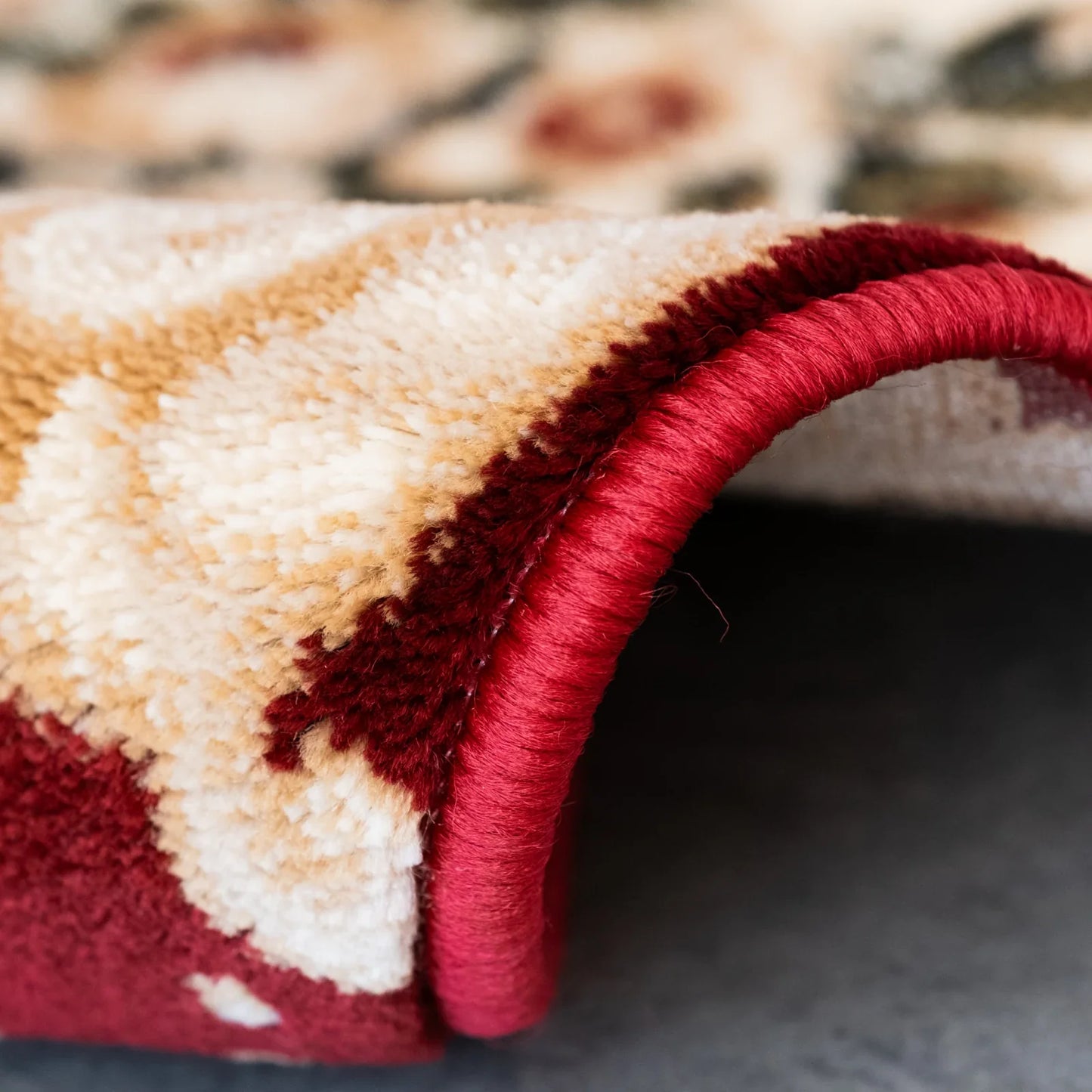 Grosime covor clasic floral grena, material confortabil si rezistent