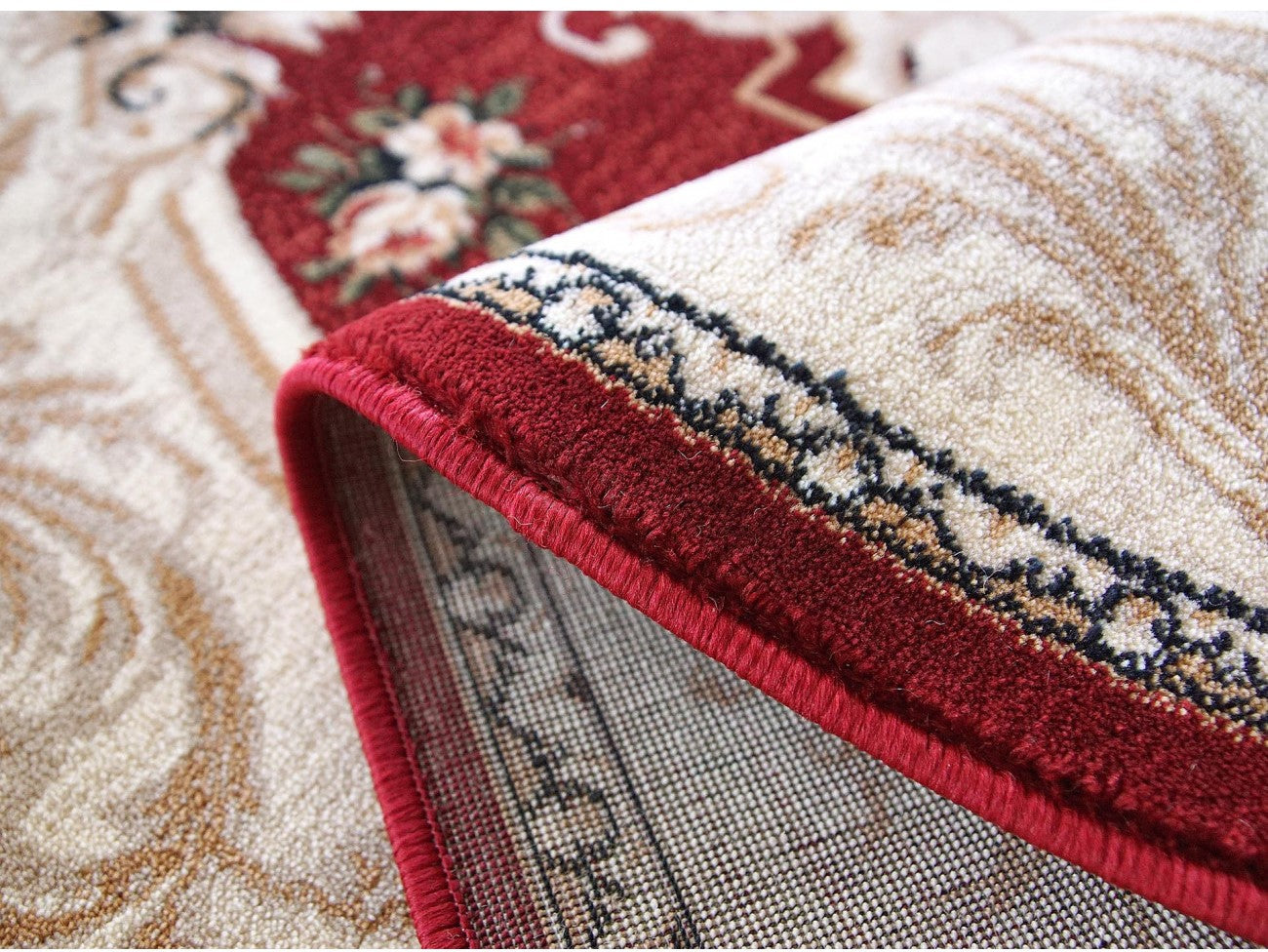 Covor clasic floral grena in living elegant