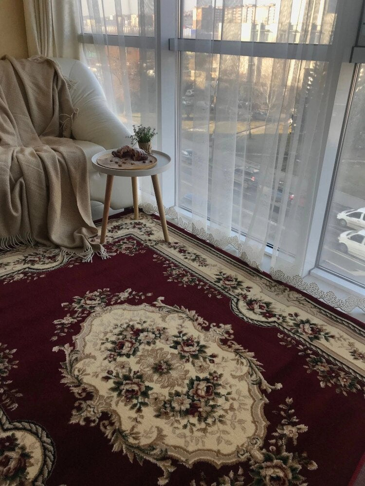 Covor clasic floral grena pentru living, ideal pentru un interior elegant si cald