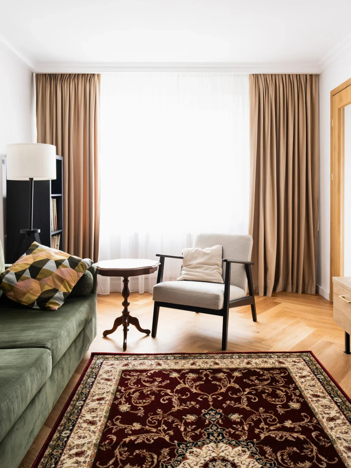 Covor clasic floral grena în living, vedere în perspectivă