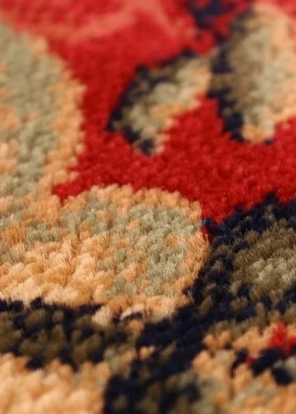 Textura covor clasic floral grena, fibre dense si finisaj de calitate