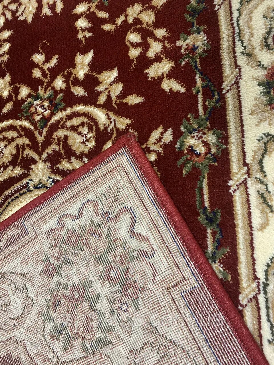 Textura si spate covor clasic floral grena, finisaj de calitate