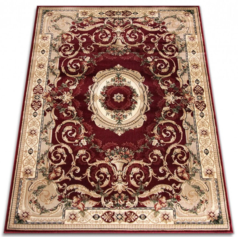 Covor clasic floral grena, vedere din unghi cu motive ornamentale