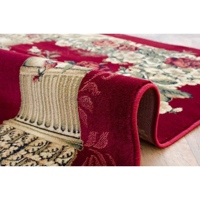 Covor clasic floral grena, vedere din unghi cu detalii ornamentale