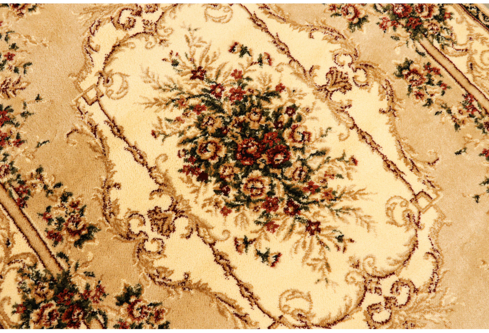 Detaliu covor clasic floral oval crem bej cu motive florale rafinate