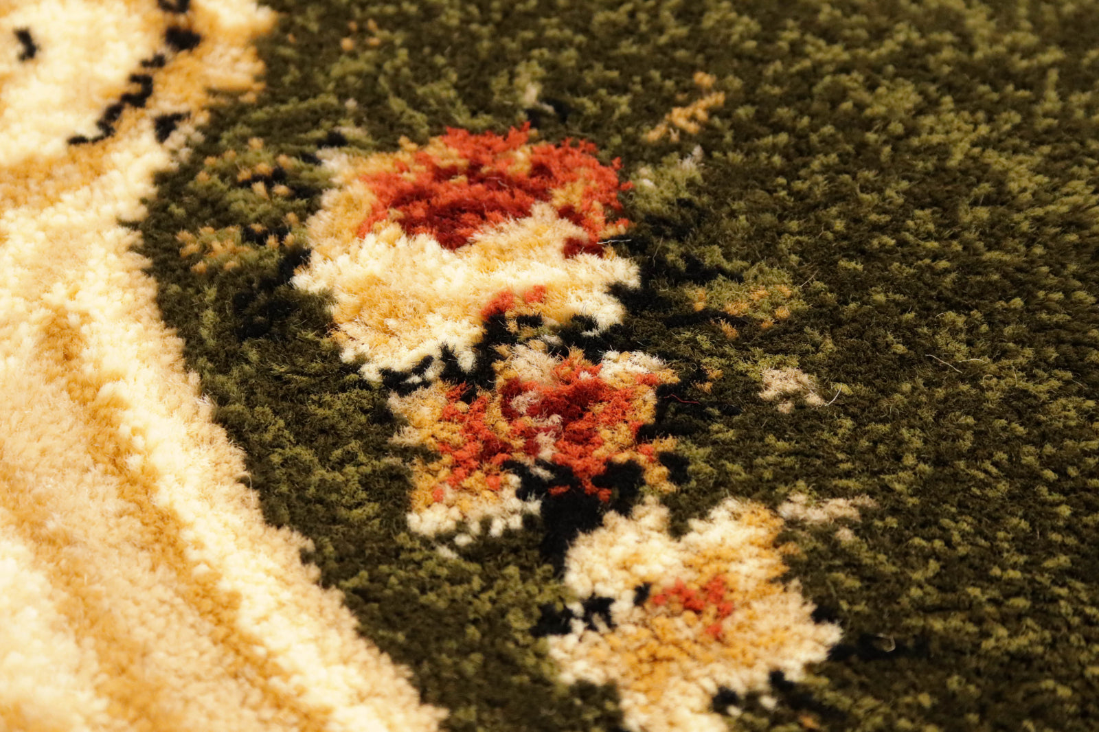 Margine covor clasic floral verde cu finisaj atent si design elegant