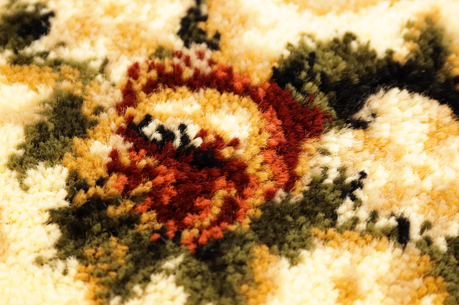 Textura covor clasic floral verde, fibre dense si aspect premium